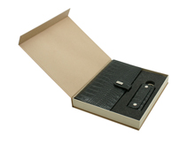 Набор в подарочной коробке: тревелер, обложка для паспорта, ключница из черной натуральной кожи "Кроко"